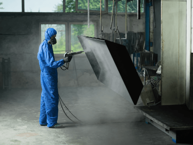 Industriereinigung in einer Produktionshalle