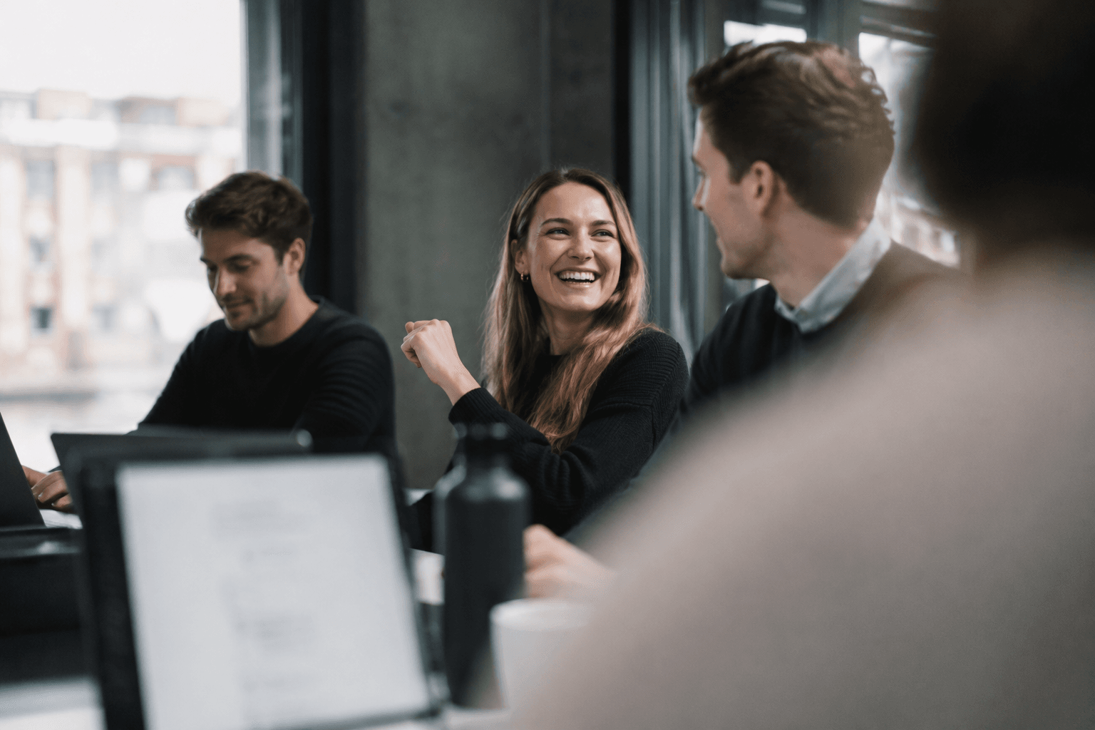 Team in Bürobesprechung, entspannte Stimmung